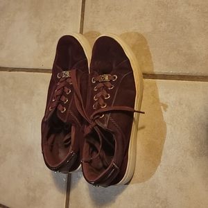Maroon tenis-shoes